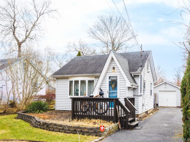  2 BR,  1.00 BTH &nbsp;Cottage style home in Mastic Beach