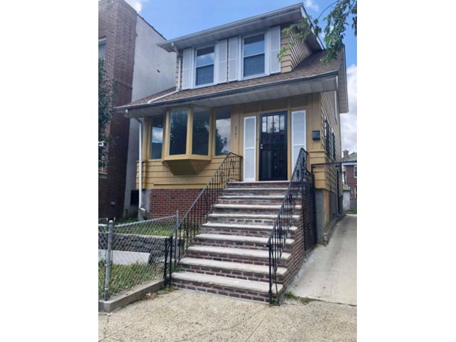  3 BR,  2.00 BTH &nbsp;Other style home in Jerome Avenue