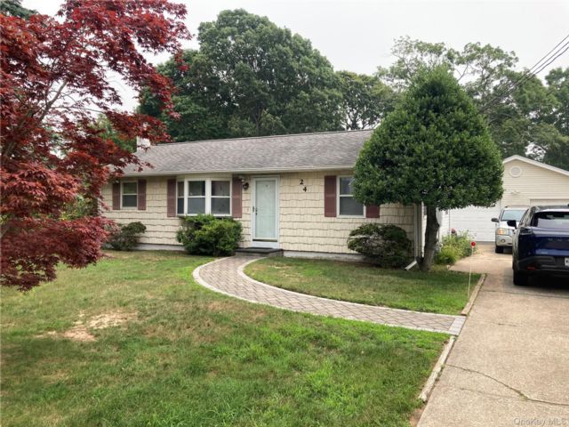  3 BR,  1.00 BTH &nbsp;Ranch style home in Bohemia
