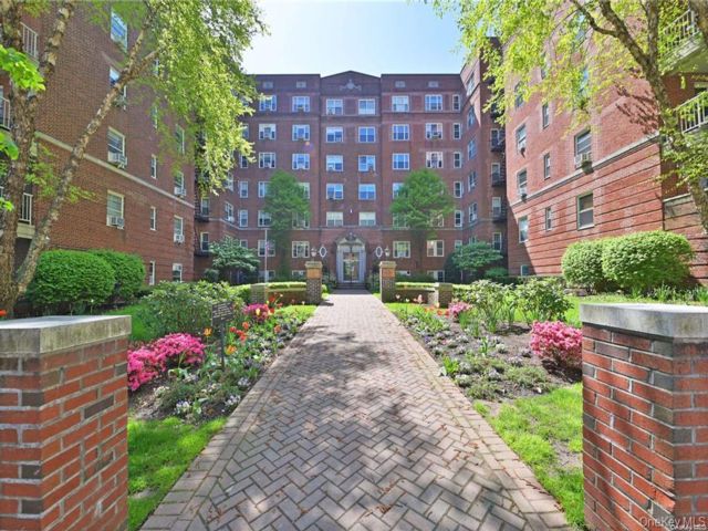  2 BR,  1.00 BTH &nbsp;Mid rise style home in Forest Hills