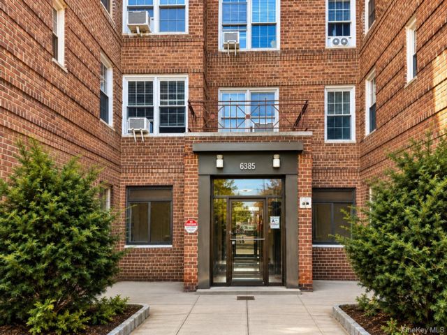  1 BR,  1.00 BTH &nbsp;Mid rise style home in Rego Park