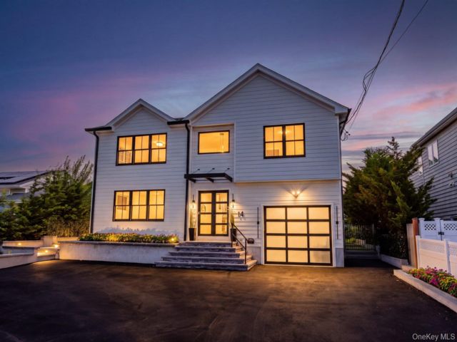  4 BR,  4.00 BTH &nbsp;Colonial style home in Massapequa