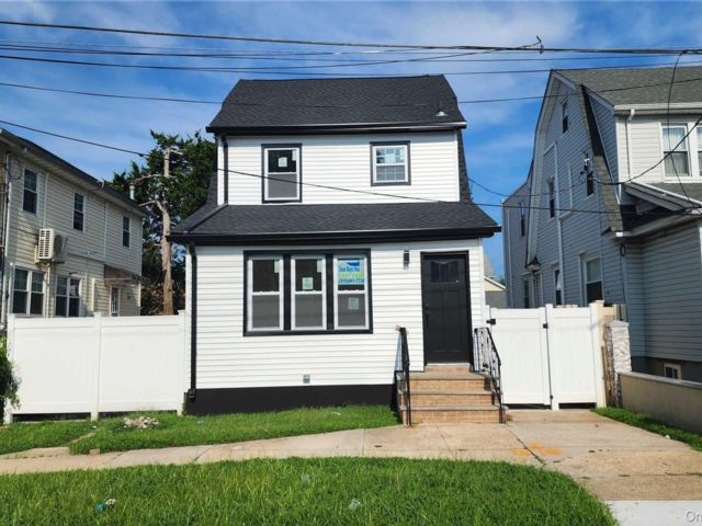  4 BR,  2.00 BTH &nbsp;Colonial style home in Laurelton