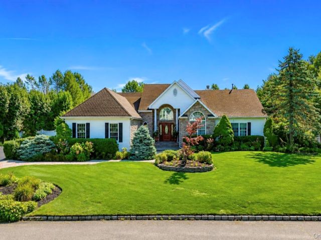  4 BR,  4.00 BTH &nbsp;Ranch style home in Mount Sinai
