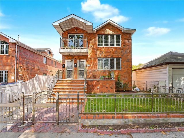  6 BR,  4.00 BTH &nbsp;House style home in Fresh Meadows