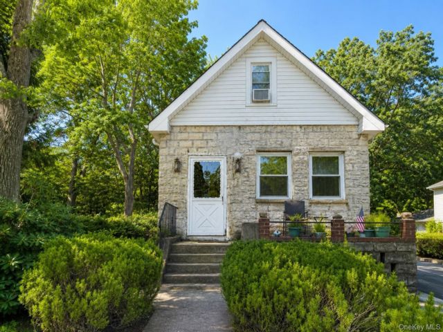 [Selden Real Estate, listing number 7325771]
