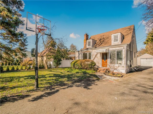  3 BR,  2.00 BTH &nbsp;Cape cod style home in Great Neck
