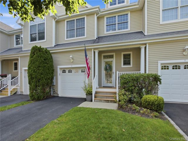  2 BR,  3.00 BTH &nbsp;Condo style home in East Setauket