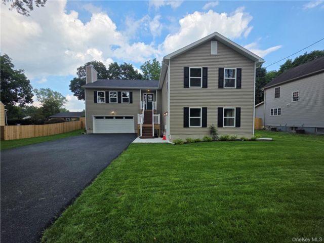  4 BR,  3.00 BTH &nbsp;Colonial style home in Maybrook