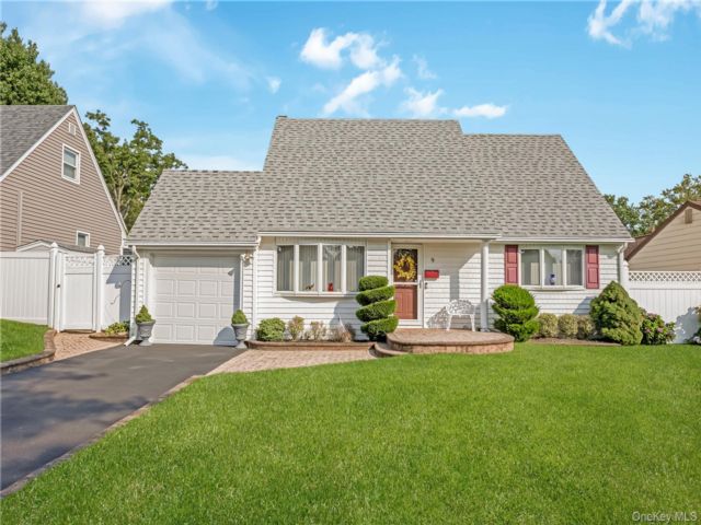  4 BR,  3.00 BTH &nbsp;Exp cape style home in Farmingdale