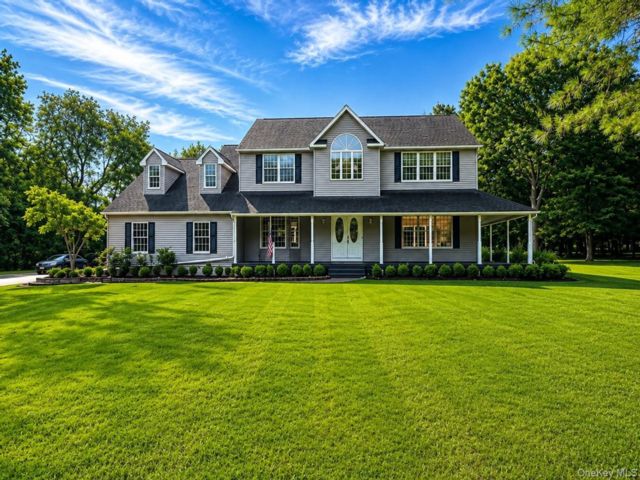  4 BR,  3.00 BTH &nbsp;Colonial style home in Mount Sinai