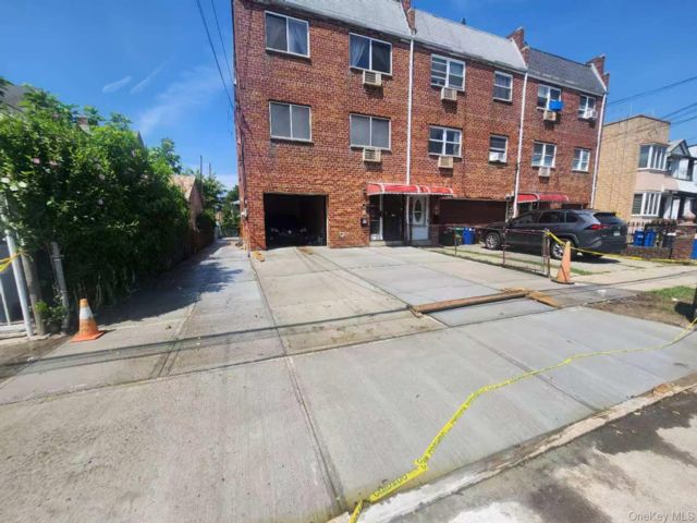  8 BR,  5.00 BTH &nbsp;House style home in Richmond Hill