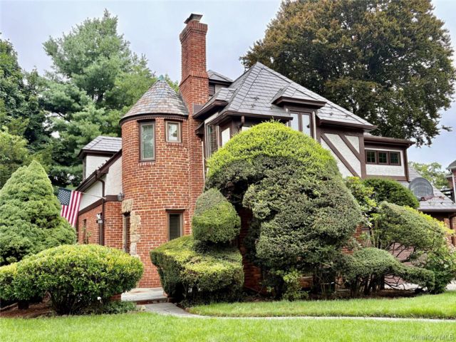  4 BR,  3.00 BTH &nbsp;Tudor style home in Manhasset