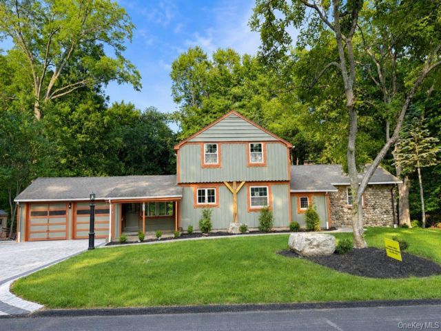  4 BR,  3.00 BTH &nbsp;Colonial style home in Valley Cottage