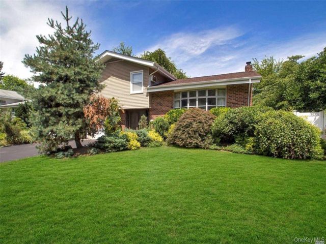  4 BR,  2.00 BTH &nbsp;Split level style home in Jericho