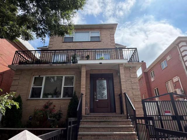  2 BR,  2.00 BTH &nbsp;Colonial style home in Flushing