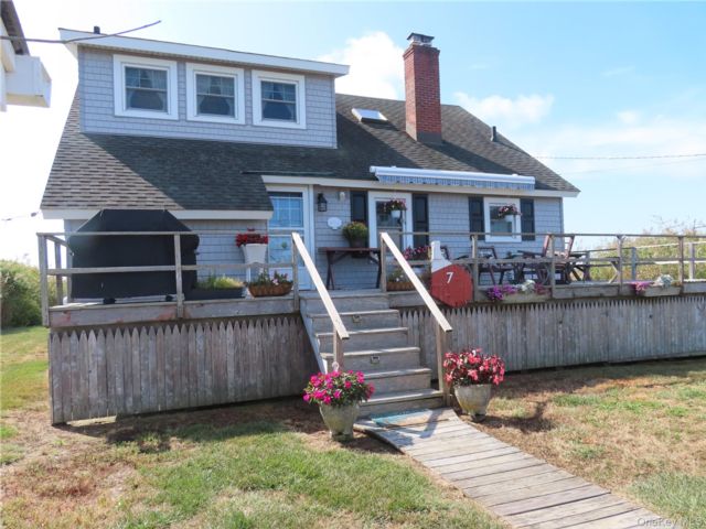  2 BR,  2.00 BTH &nbsp;Cape cod style home in Babylon