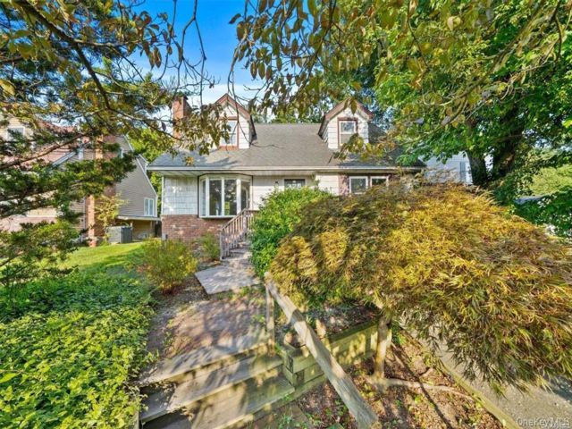  4 BR,  2.00 BTH &nbsp;Exp cape style home in Huntington Station