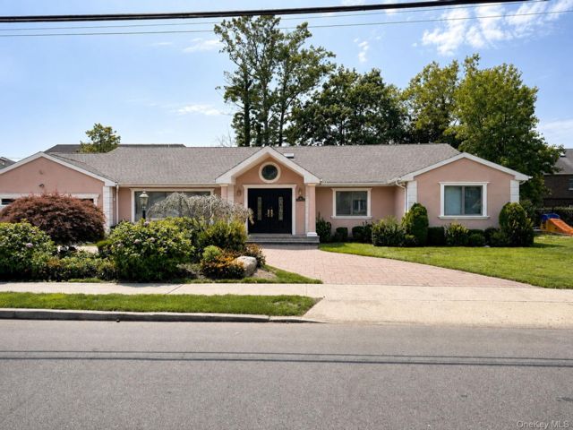  3 BR,  3.00 BTH &nbsp;Exp ranch style home in Woodmere