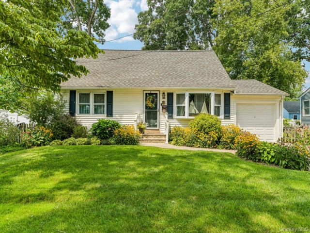  3 BR,  3.00 BTH &nbsp;Cape cod style home in North Babylon