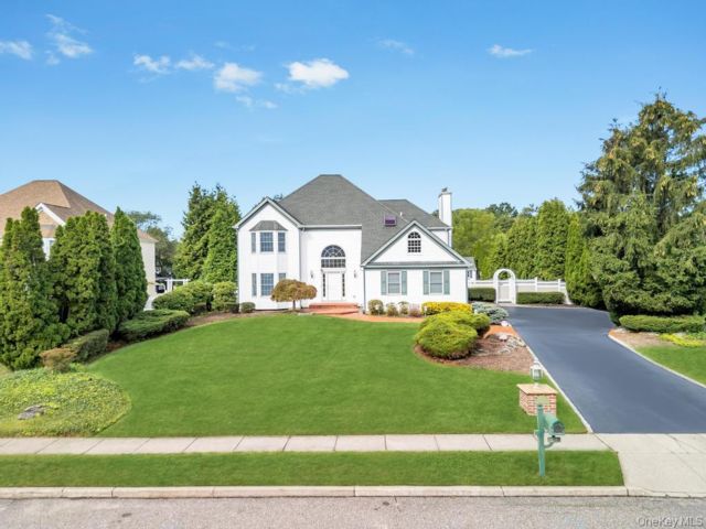  4 BR,  4.00 BTH &nbsp;Colonial style home in Commack