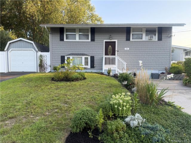  3 BR,  2.00 BTH &nbsp;Hi ranch style home in Selden