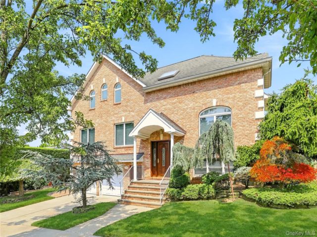  5 BR,  4.00 BTH &nbsp;Colonial style home in Douglaston