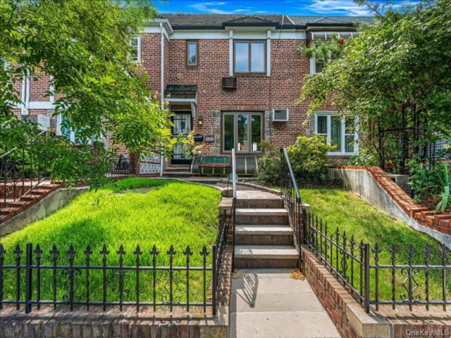  2 BR,  2.00 BTH &nbsp;House style home in Middle Village