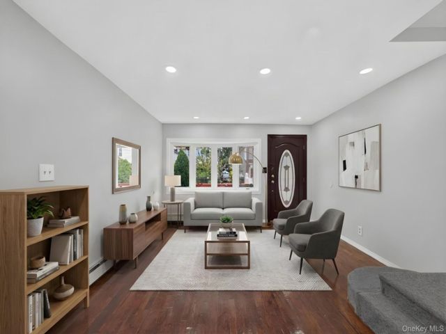  4 BR,  2.00 BTH &nbsp;Colonial style home in Jamaica