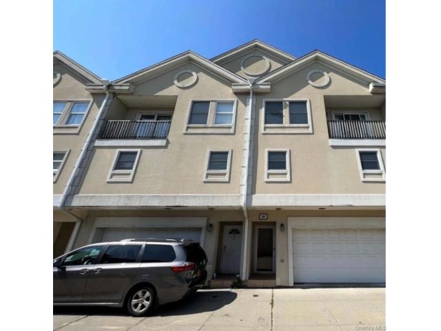  4 BR,  4.00 BTH &nbsp;Colonial style home in Far Rockaway
