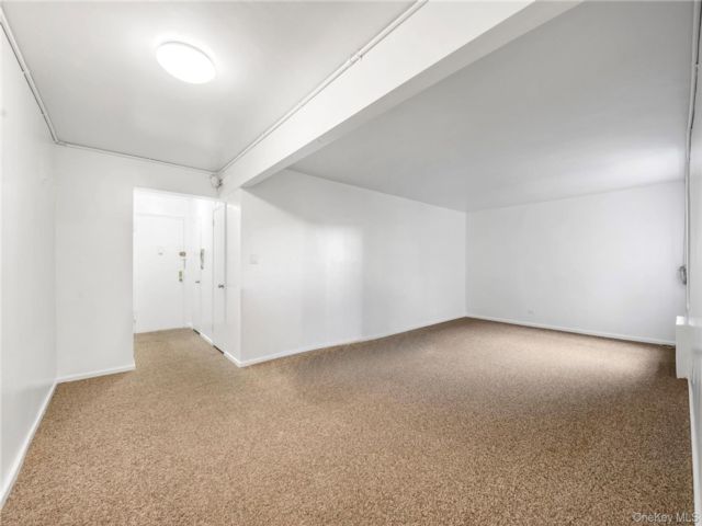  2 BR,  1.00 BTH &nbsp;Mid rise style home in Oakland Gardens