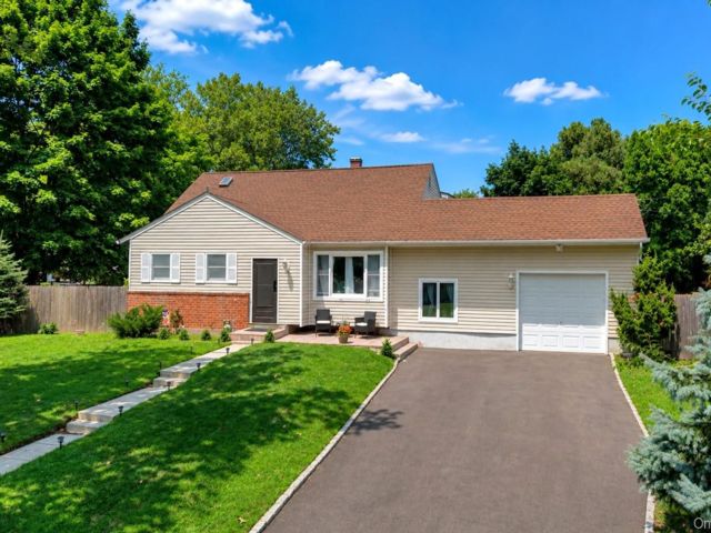  3 BR,  2.00 BTH &nbsp;Split level style home in Smithtown