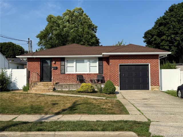 3 BR,  1.00 BTH &nbsp;Ranch style home in Farmingdale