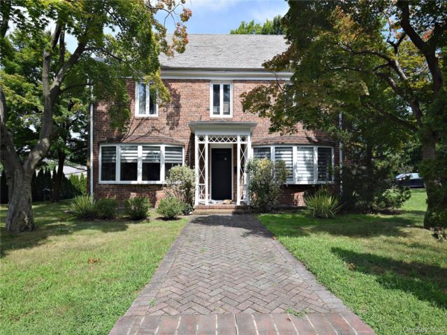  5 BR,  5.00 BTH &nbsp;Colonial style home in Great Neck