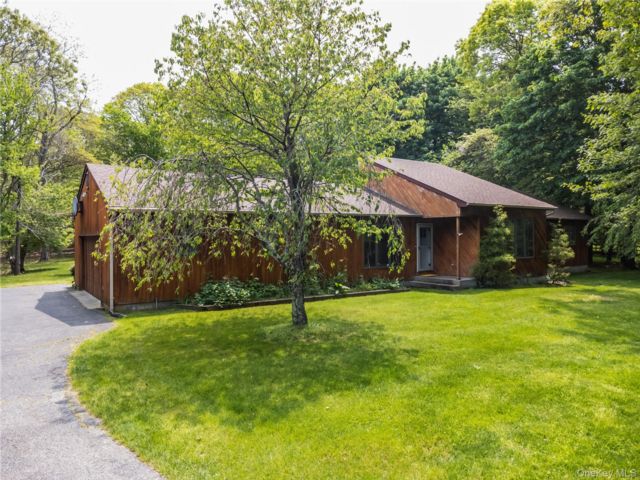  3 BR,  3.00 BTH &nbsp;Ranch style home in Center Moriches