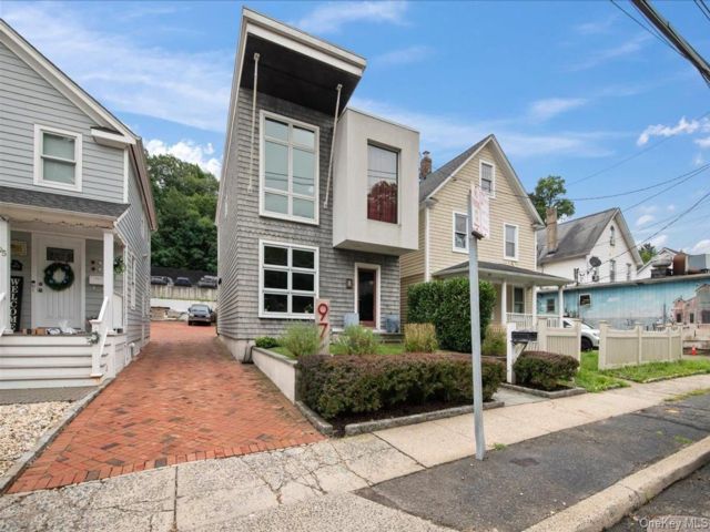  2 BR,  3.00 BTH &nbsp;Contemporary style home in Oyster Bay