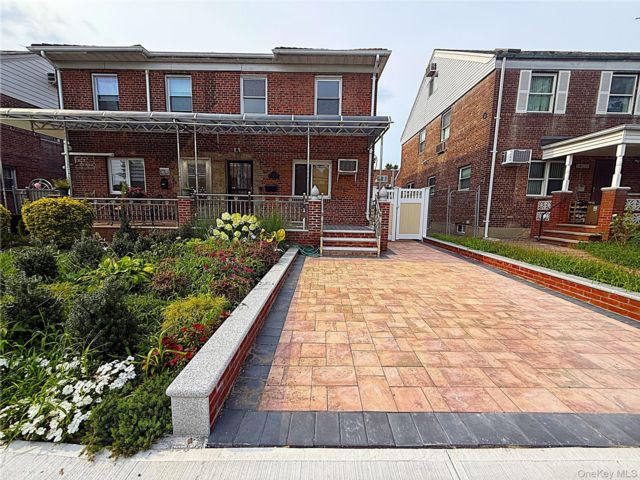  3 BR,  3.00 BTH &nbsp;Contemporary style home in Flushing