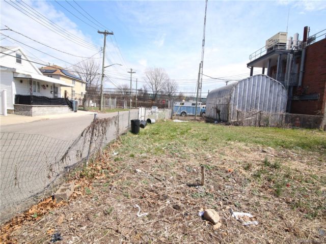 Lot <b>Size:</b> 0.11 &nbsp;House style home in Howard Beach