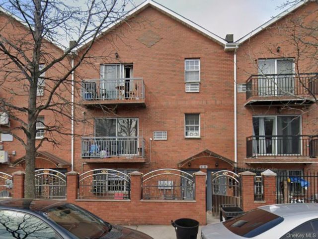  3 BR,  2.00 BTH &nbsp;Colonial style home in East Elmhurst