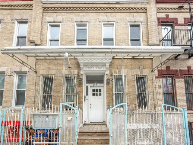  3 BR,  1.00 BTH &nbsp;Colonial style home in Bushwick