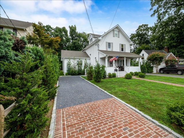  2 BR,  1.00 BTH &nbsp;Includes legal  style home in Rockville Centre