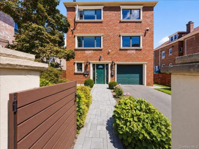  3 BR,  1.00 BTH &nbsp;Contemporary style home in Wakefield