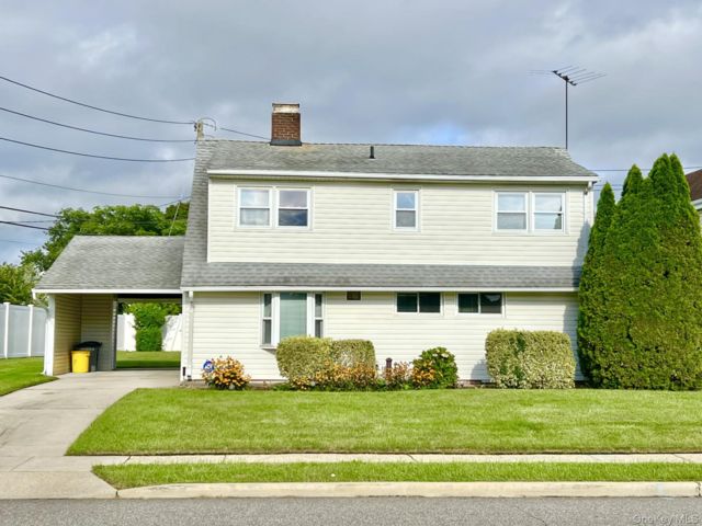  5 BR,  2.00 BTH &nbsp;Cape cod style home in Hicksville