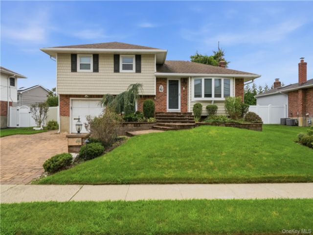  3 BR,  2.00 BTH &nbsp;Split level style home in Plainview