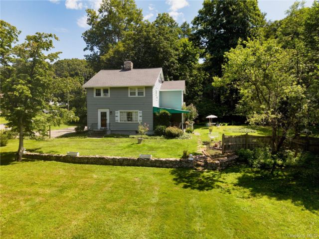  3 BR,  2.00 BTH &nbsp;Farmhouse style home in Sloatsburg