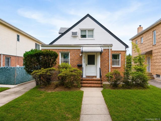  4 BR,  3.00 BTH &nbsp;Cape cod style home in Fresh Meadows