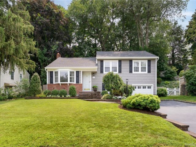  3 BR,  3.00 BTH &nbsp;Split level style home in Huntington