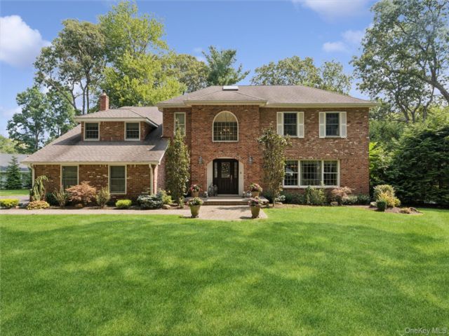  5 BR,  4.00 BTH &nbsp;Colonial style home in Smithtown