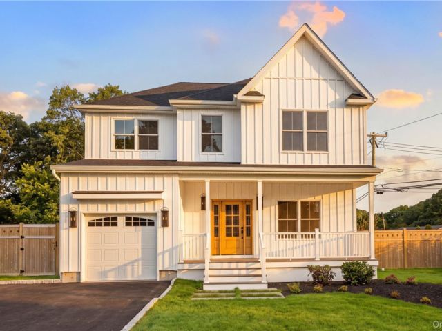  4 BR,  3.00 BTH &nbsp;Farmhouse style home in Bellport Village