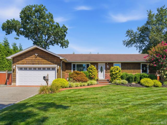  3 BR,  2.00 BTH &nbsp;Exp ranch style home in West Babylon